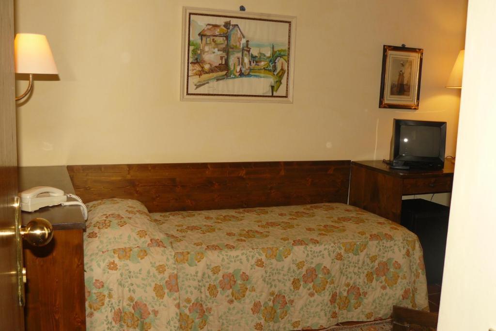 Hotel La Rocca Gubbio Rum bild