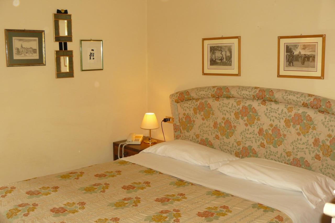 Hotel La Rocca Gubbio Rum bild